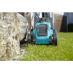 GARDENA Tondeuse électrique PowerMax 1100/32. Tondeuse Filaire / 1100W / Largeur De Coupe 32 Cm / Bac 30L / Pelouse Jusqu'à 300m² (5031-20). 9 GARDENA Tondeuse électrique PowerMax 1100/32. Tondeuse Filaire / 1100W / Largeur De Coupe 32 Cm / Bac 30L / Pelouse Jusqu'à 300m² (5031-20). -GARDENA Soldes 2022 33511369 3