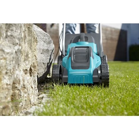 GARDENA Tondeuse électrique PowerMax 1100/32. Tondeuse Filaire / 1100W / Largeur De Coupe 32 Cm / Bac 30L / Pelouse Jusqu'à 300m² (5031-20). 5 GARDENA Tondeuse électrique PowerMax 1100/32. Tondeuse Filaire / 1100W / Largeur De Coupe 32 Cm / Bac 30L / Pelouse Jusqu'à 300m² (5031-20). – Image 3