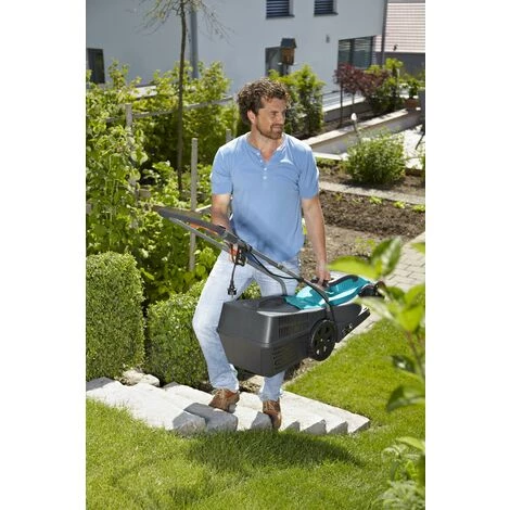 GARDENA Tondeuse électrique PowerMax 1100/32. Tondeuse Filaire / 1100W / Largeur De Coupe 32 Cm / Bac 30L / Pelouse Jusqu'à 300m² (5031-20). 7 GARDENA Tondeuse électrique PowerMax 1100/32. Tondeuse Filaire / 1100W / Largeur De Coupe 32 Cm / Bac 30L / Pelouse Jusqu'à 300m² (5031-20). – Image 5